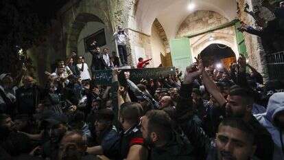 הלוויית הפורע הערבי בהר הבית. | EPA הלוויית הפורע הערבי בהר הבית. | EPA