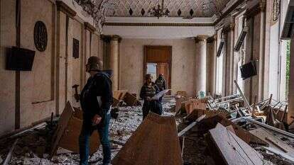 פקידי ממשל אוקראינים אומדים את הנזק שנעשה לבניין ממשלתי בחרקיב לאחר תקיפה רוסית. | AFP
