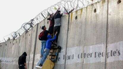 מטפסים על גדר ההפרדה. | פלאש 90