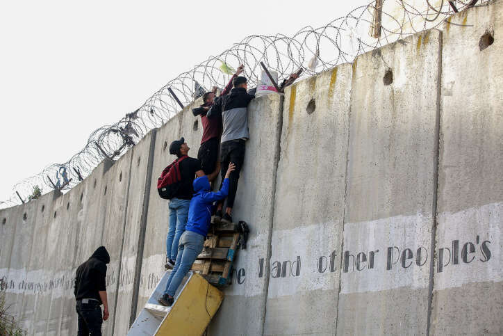 מטפסים על גדר ההפרדה. | פלאש 90