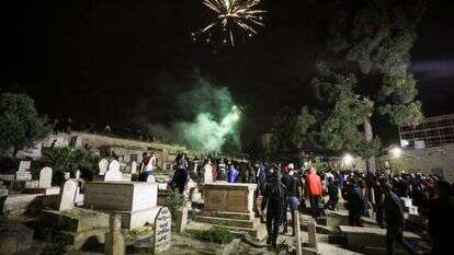 מתפרעים ערבים יורים זיקוקים לעבר כוחות הביטחון במהלך הלווייתו של  ווליד אלשריף. | ג'מאל עוואד/פלאש90