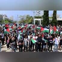 ערבים ישראלים מניפים דגלי אש"ף באוניברסיטת תל אביב. | תומר נויברג, פלאש 90