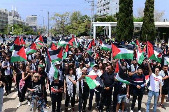 ערבים ישראלים מניפים דגלי אש"ף באוניברסיטת תל אביב. | תומר נויברג, פלאש 90