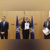 שגרירי פינלנד ושוודיה עם מזכ"ל נאט"ו. | EPA שגרירי פינלנד ושוודיה עם מזכ"ל נאט"ו. | EPA