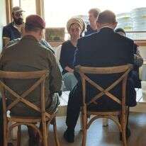 בנט בבית משפחת רז. | פתאום קם העם