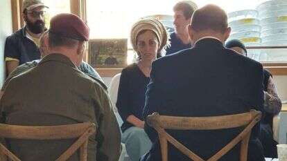 בנט בבית משפחת רז. | פתאום קם העם