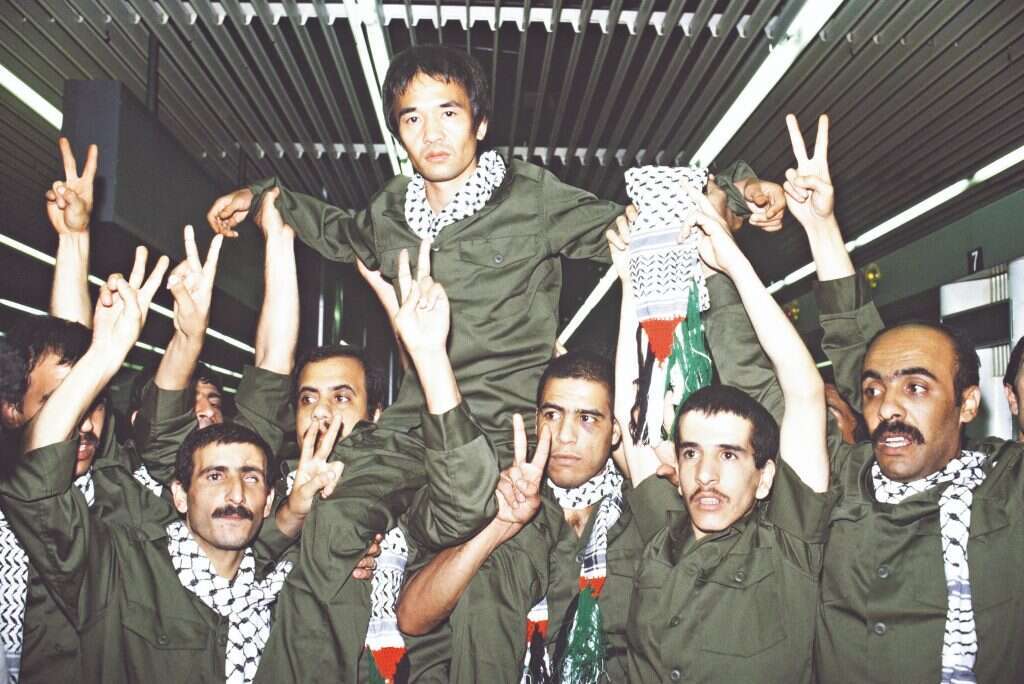 אוקמוטו חוגג ב־ 21 במאי 1985 בטריפולי שבלוב, אחרי שחרורו בעסקת ג'יבריל. | AFP