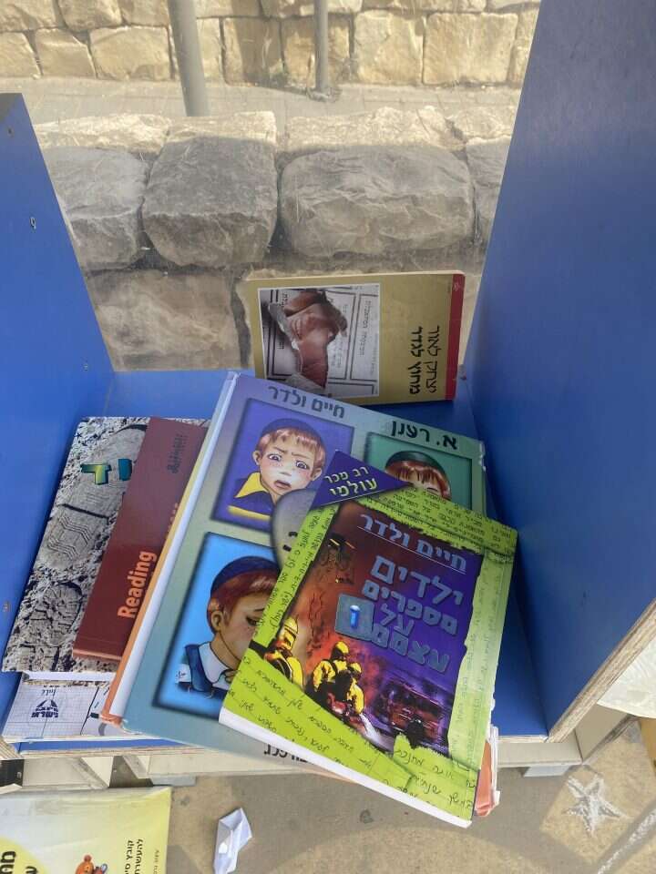 ילדים יכולים להפיק תועלת מקריאת ספריו, וצריך ללמוד יחד איתם מה מכשיר ומה פוסל". ספרי חיים ולדר