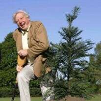 ידוען של חובבי טבע ושומרי איכות סביבה. דיוויד אטינבורו נוטע עץ בגני קיו בלונדון, 2005. | AF