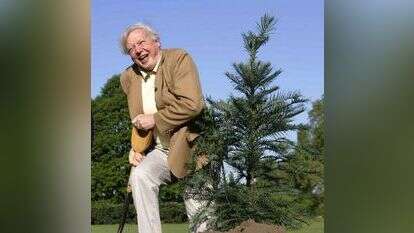 ידוען של חובבי טבע ושומרי איכות סביבה. דיוויד אטינבורו נוטע עץ בגני קיו בלונדון, 2005. | AF