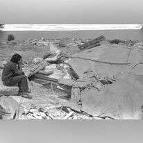 כוח בראשיתי אשם הן בחורבן ימית והן בקריעתה של יפו מתל־אביב. תושב ימית ליד הריסות ביתו, 1982. | בני תל אור, לע"מ