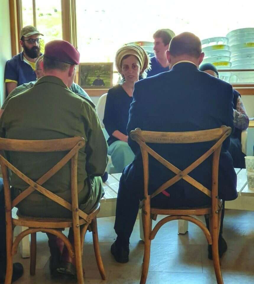 ראש הממשלה בנט (בגבו למצלמה) ואפרת רז בבית האבלים, השבוע. | פתאום קם העם ראש הממשלה בנט (בגבו למצלמה) ואפרת רז בבית האבלים, השבוע. | פתאום קם העם