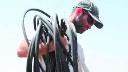 נעם מניח צינורות במטע הזיתים ביישוב קידה. | באדיבות המשפחה נעם מניח צינורות במטע הזיתים ביישוב קידה. | באדיבות המשפחה