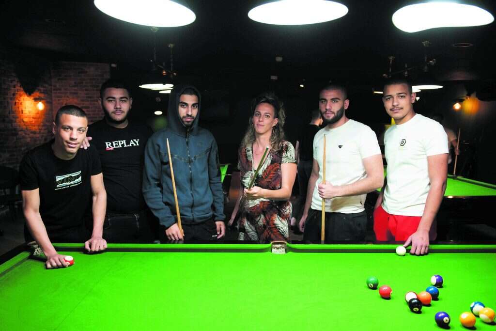 "זה שנה חדשה. לא רוצים בעיות, יהודים וערבים ביחד". הסנוקר־בר בעכו. | שריה דיאמנט