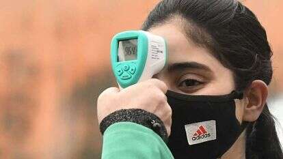 בדיקת חום בבית ספר בהודו. | AFP