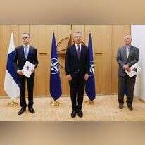 שגרירי שוודיה ופינלנד מגישים את בקשת ההצטרפות למזכ“ל נאט“ו ינס סטולטנברג. | AFP שגרירי שוודיה ופינלנד מגישים את בקשת ההצטרפות למזכ“ל נאט“ו ינס סטולטנברג. | AFP