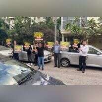 נהגי אוטובוסים מפגינים מול ביתה של שרת התחבורה מרב מיכאלי. | שילת חקשור