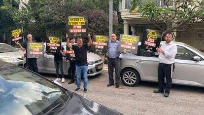 נהגי אוטובוסים מפגינים מול ביתה של שרת התחבורה מרב מיכאלי. | שילת חקשור