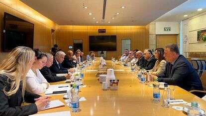 פגישת השר לפיד עם ח"כ זועבי וראשי מועצות ערביות פגישת השר לפיד עם ח"כ זועבי וראשי מועצות ערביות