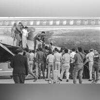 שלבי סיום של פעולת חילוץ החטופים מן המטוס. | דובר צה"ל, רון אילן, באדיבות ארכיון צה"ל במשרד הביטחון