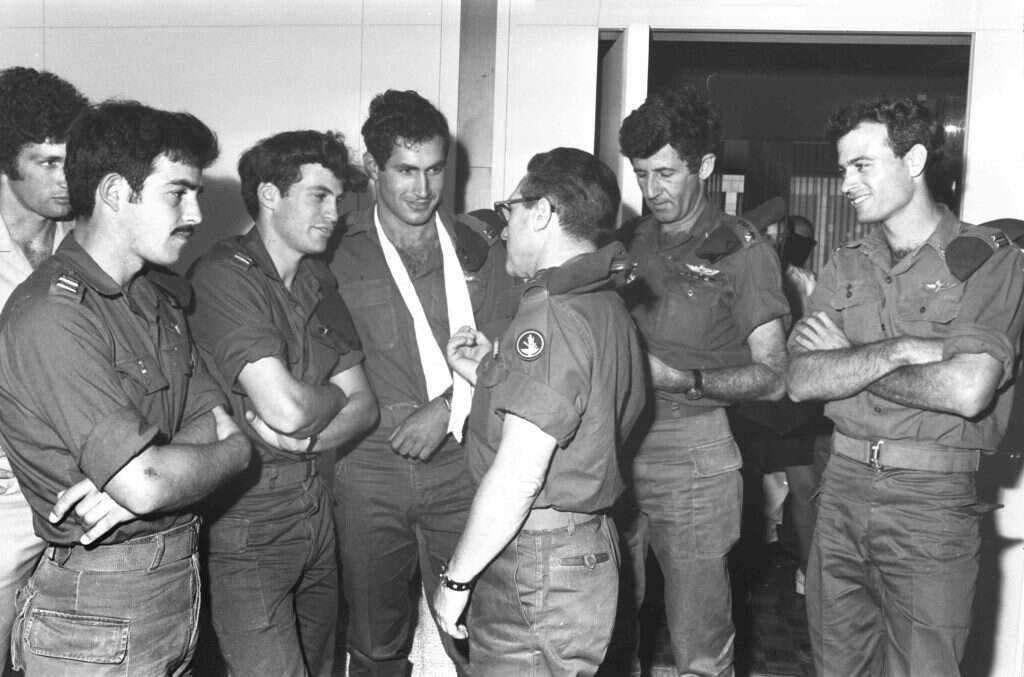 משחררי סבנה (במרכז: בנימין נתניהו) עם ראש אמ"ן דאז אהרון יריב. | דובר צה"ל, רון אילן, באדיבות ארכיון צה"ל במשרד הביטחון