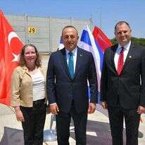 שר החוץ הטורקי צ'בושולו יחד עם הממונה בשגרירות ישראל באנקרה, אירית ליליאן והממונה בשגרירות טורקיה בישראל. | שלומי אמסלם, לע"מ