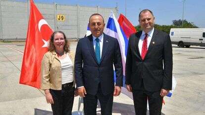 שר החוץ הטורקי צ'בושולו יחד עם הממונה בשגרירות ישראל באנקרה, אירית ליליאן והממונה בשגרירות טורקיה בישראל. | שלומי אמסלם, לע"מ