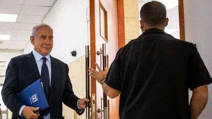 נתניהו בכניסה לבית המשפט, ארכיון. | אורן בן חקון