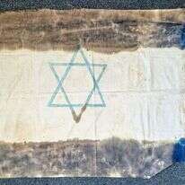 דגל הדיו המאולתר שהונף מעל בניין הדואר בעזה. | מרכז מורשת גבעת התחמושת