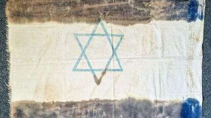 דגל הדיו המאולתר שהונף מעל בניין הדואר בעזה. | מרכז מורשת גבעת התחמושת