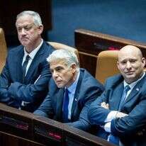 ראש הממשלה בנט, שר החוץ לפיד ושר הביטחון גנץ במליאת הכנסת. | יונתן זינדל/פלאש90