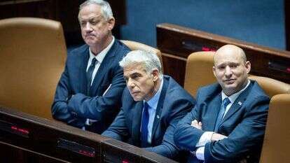 ראש הממשלה בנט, שר החוץ לפיד ושר הביטחון גנץ במליאת הכנסת. | יונתן זינדל/פלאש90