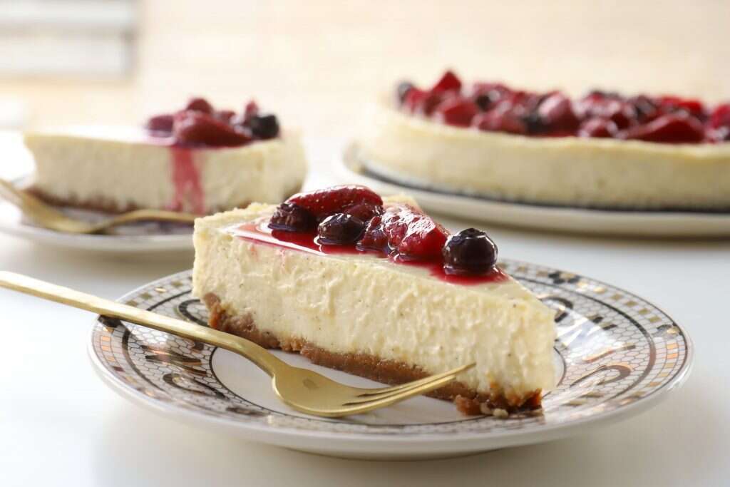 ניו־יורק צ׳יז קייק עם רוטב תותים ופירות יערטיפ. | אפרת ליכטנשטט