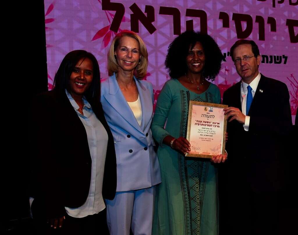 ישיטו שמואל מקבלת את פרס יוסי הראל במעמד הנשיא הרצוג, נציגת המשפחה שרון הראל ושרת העלייה והקליטה פנינה תמנו־שטה. | פרלוד הפקות