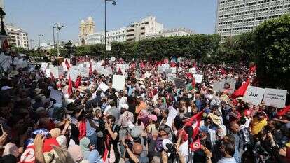 אזרחים תוניסאים מפגינים נגד הנשיא קייס סעיד, בשבוע שעבר. | EPA