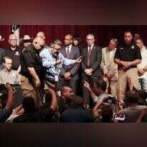 בטו אורורק מתפרץ למסיבת העיתונאים של המושל גרג אבוט בטקסס. | EPA