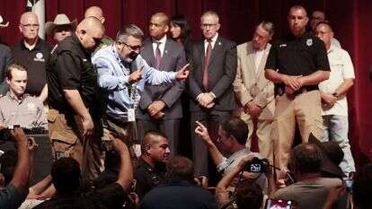 בטו אורורק מתפרץ למסיבת העיתונאים של המושל גרג אבוט בטקסס. | EPA