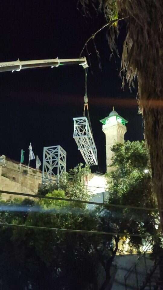 העמסת חלקי המעלית למערת המכפלה. | מנהלת חברון