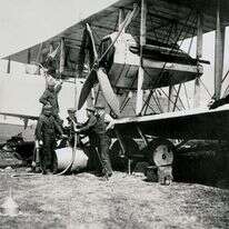 הם המריאו מצוק בגובה 200 מטר במזרח קנדה, ונחתו 16 שעות אחר כך בביצה במערב אירלנד. תדלוק המטוס בניופאונדלנד, לאחר הרכבתו ולקראת ההמראה לאירופה. | גטי אימג'ס