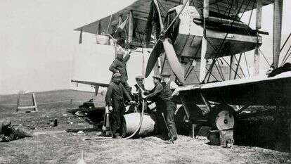 הם המריאו מצוק בגובה 200 מטר במזרח קנדה, ונחתו 16 שעות אחר כך בביצה במערב אירלנד. תדלוק המטוס בניופאונדלנד, לאחר הרכבתו ולקראת ההמראה לאירופה. | גטי אימג'ס