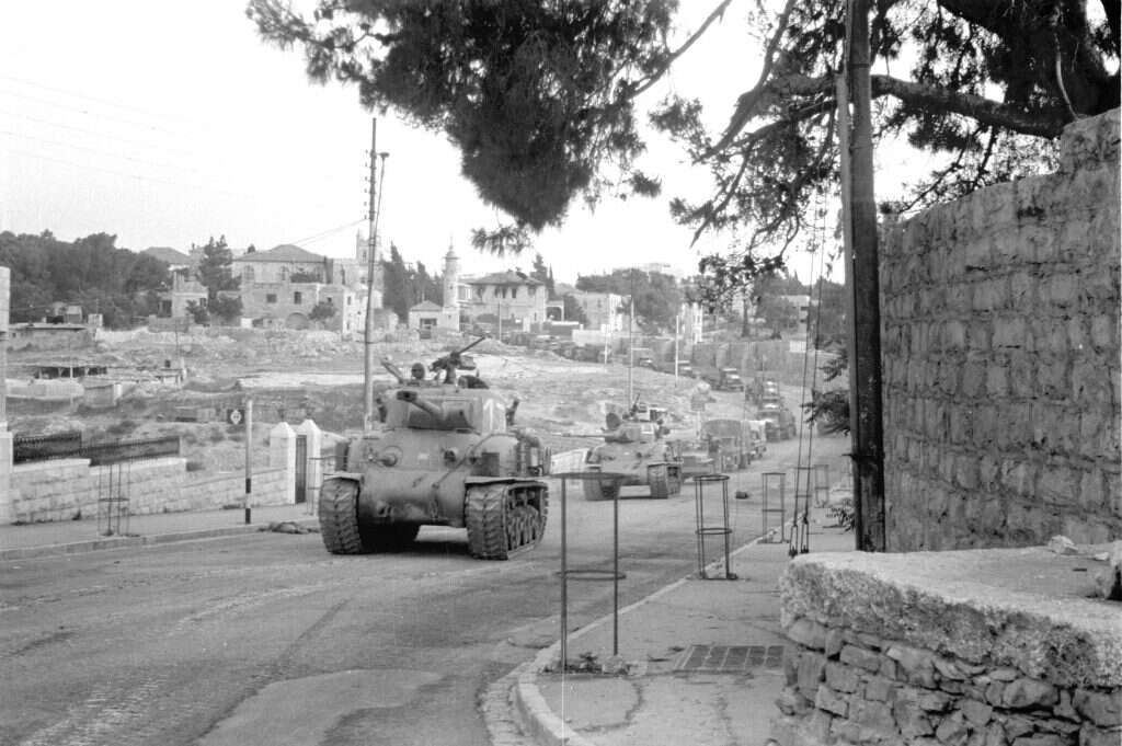 "כל הזמן מנסים לומר שזה יום לאומי, מצד שני לא כולם חוגגים". טנקים בדרכם לכיבוש הצד הירדני בירושלים, 1967. | בני הדר, באדיבות ארכיון צה"ל צבמשרד הבטחון