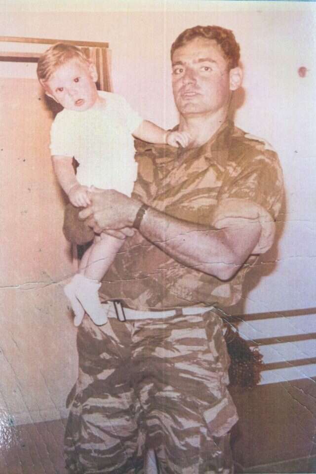 סרן רמי ולד ובנו אלון. | מתוך האוסף המשפחתי