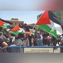 "הם מתעקשים להגדיר את עצמם פלסטינים". הנפת דגלי פלסטין באוניברסיטת בן־גוריון בבאר־שבע. | דודו גרינשפן