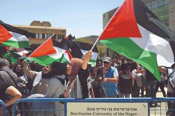 הנפת דגלי פלסטין באוניברסיטת בן־גוריון בבאר־שבע. | דודו גרינשפן הנפת דגלי פלסטין באוניברסיטת בן־גוריון בבאר־שבע. | דודו גרינשפן