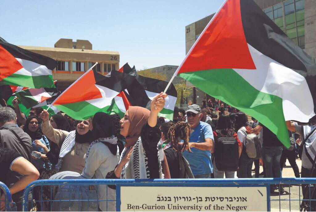 "הם מתעקשים להגדיר את עצמם פלסטינים". הנפת דגלי פלסטין באוניברסיטת בן־גוריון בבאר־שבע. | דודו גרינשפן "הם מתעקשים להגדיר את עצמם פלסטינים". הנפת דגלי פלסטין באוניברסיטת בן־גוריון בבאר־שבע. | דודו גרינשפן