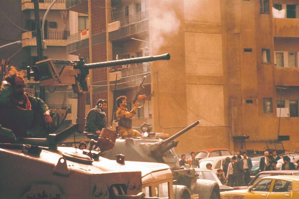 טיפין־טיפין עזבה הקהילה, אבל משפחת כהן־חלאלה נאחזה בביירות. מלחמת האזרחים בלבנון, 1975. | גטי אימג'ס טיפין־טיפין עזבה הקהילה, אבל משפחת כהן־חלאלה נאחזה בביירות. מלחמת האזרחים בלבנון, 1975. | גטי אימג'ס