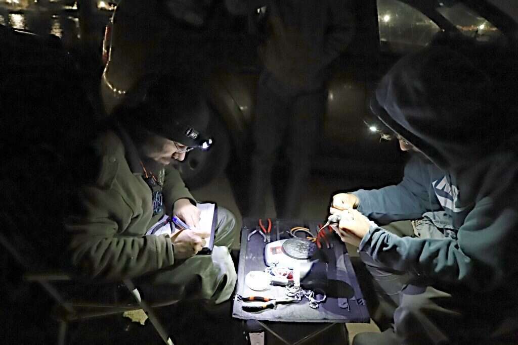 נשקלות, נמדדות ומטובעות בלילה רווי רוחות. יהונתן, פרנסיס ויוסף בפעולה. | יעל (פרוינד) אברהם