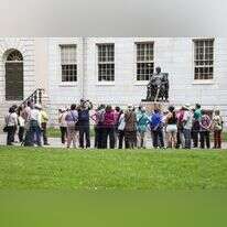 אמונות ומסורת בקריית התבונה. התור למישוש רגל הארד של פסל ג'ון הרווארד | שאטרסטוק