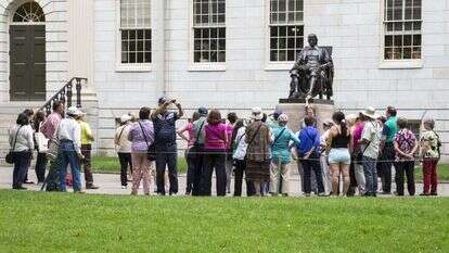 אמונות ומסורת בקריית התבונה. התור למישוש רגל הארד של פסל ג'ון הרווארד | שאטרסטוק אמונות ומסורת בקריית התבונה. התור למישוש רגל הארד של פסל ג'ון הרווארד | שאטרסטוק