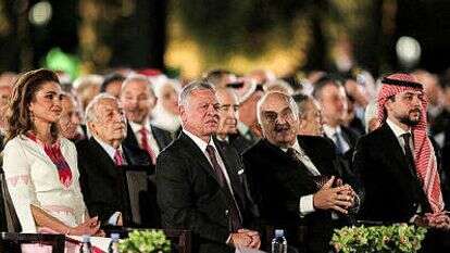 מלכת ירדן ראניה, המלך עבדאללה השני, ויורש העצר משתתפים בחגיגות יום העצמאות ה-76 של ירדן. | AFP